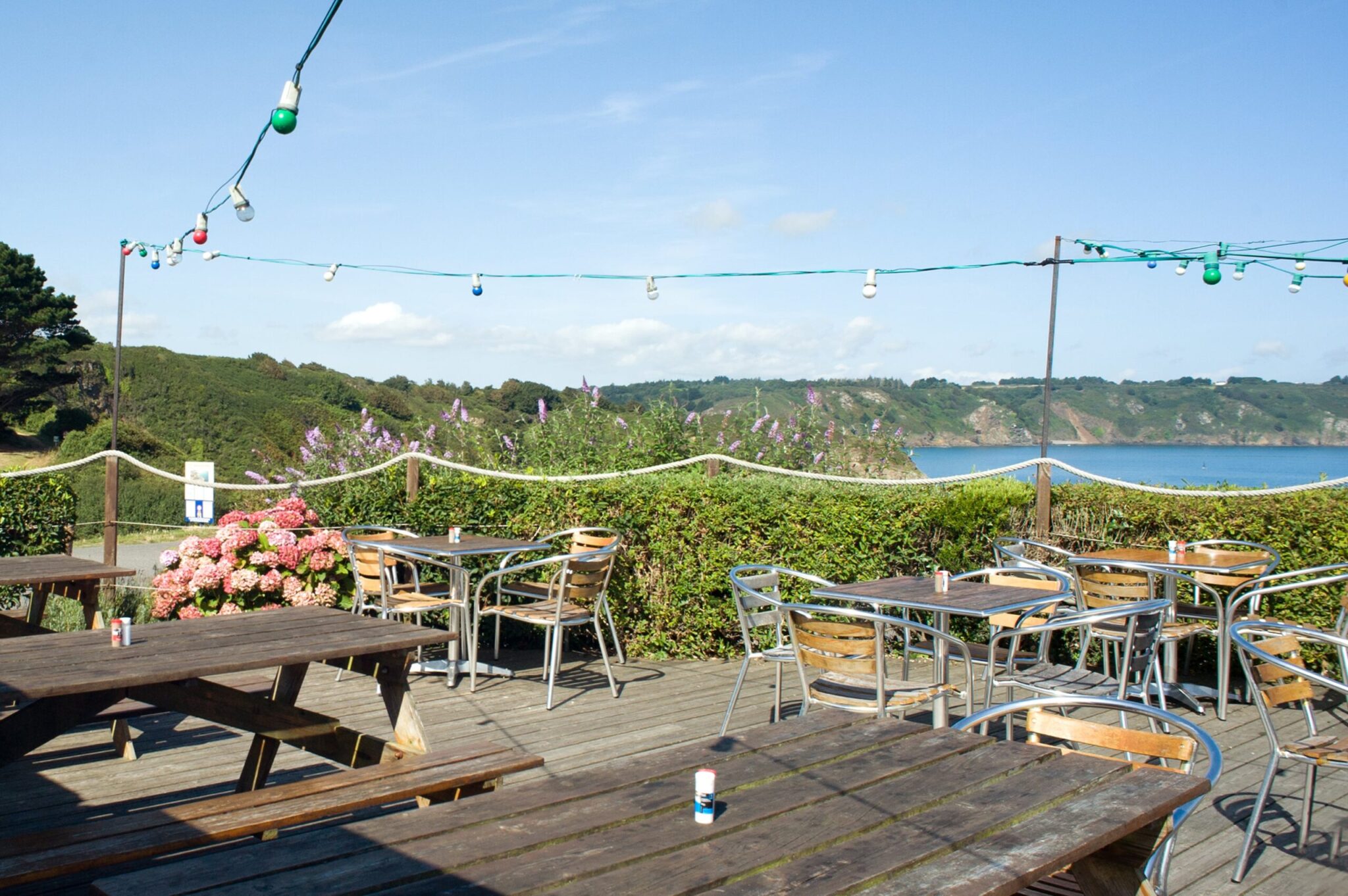 Vue panoramique du restaurant Crapaud Rouge et de son cadre côtier à Plouha
