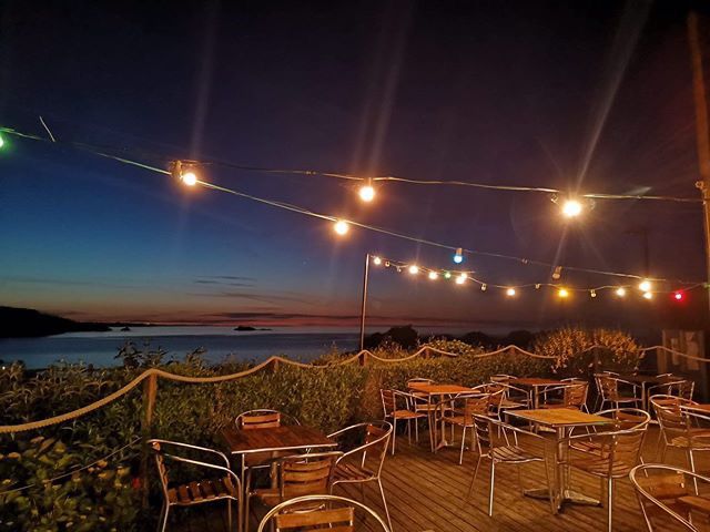 Vue panoramique du restaurant Crapaud Rouge et de son cadre côtier à Plouha